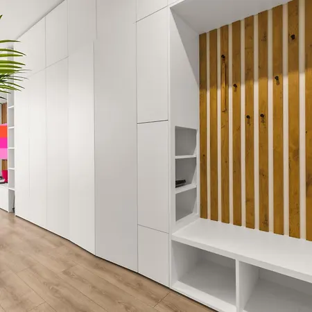 Lam Fuchsia Ac-balcony Apartment