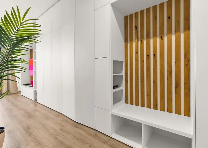 Lam Fuchsia Ac-balcony Apartment