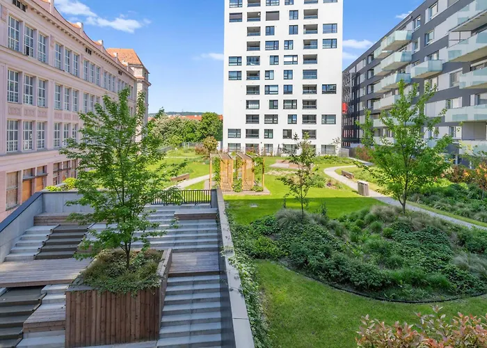 Lam Fuchsia Ac-balcony Pressburg