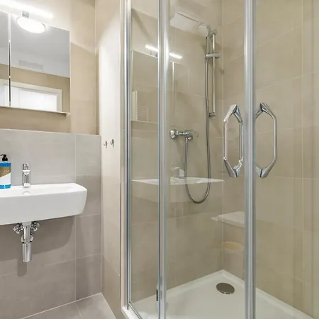 Lam Fuchsia Ac-balcony *