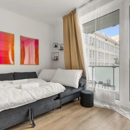 Lam Fuchsia Ac-balcony *